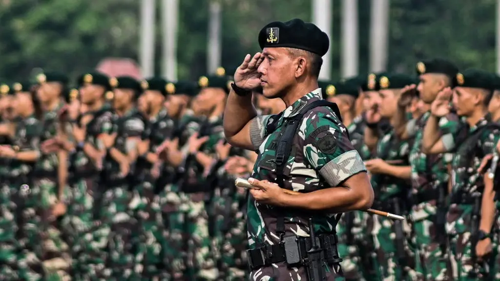 Prajurit TNI memberi hormat dalam barisan upacara