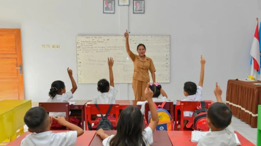 Guru sedang mengajar