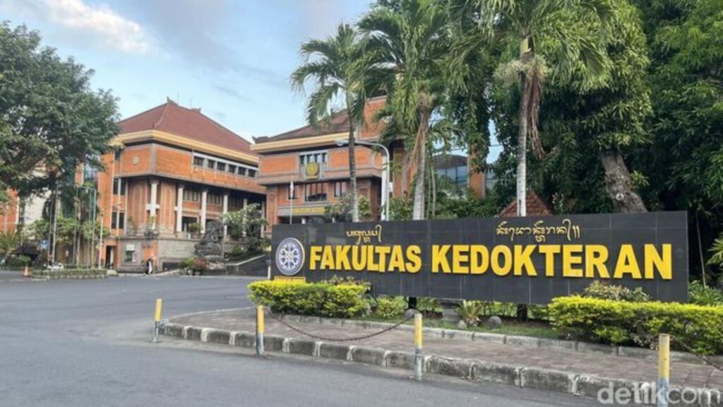universitas udayana negeri atau swasta
