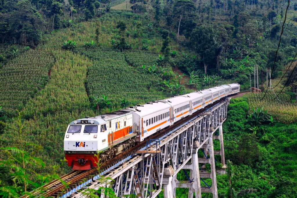 kereta kai melintas