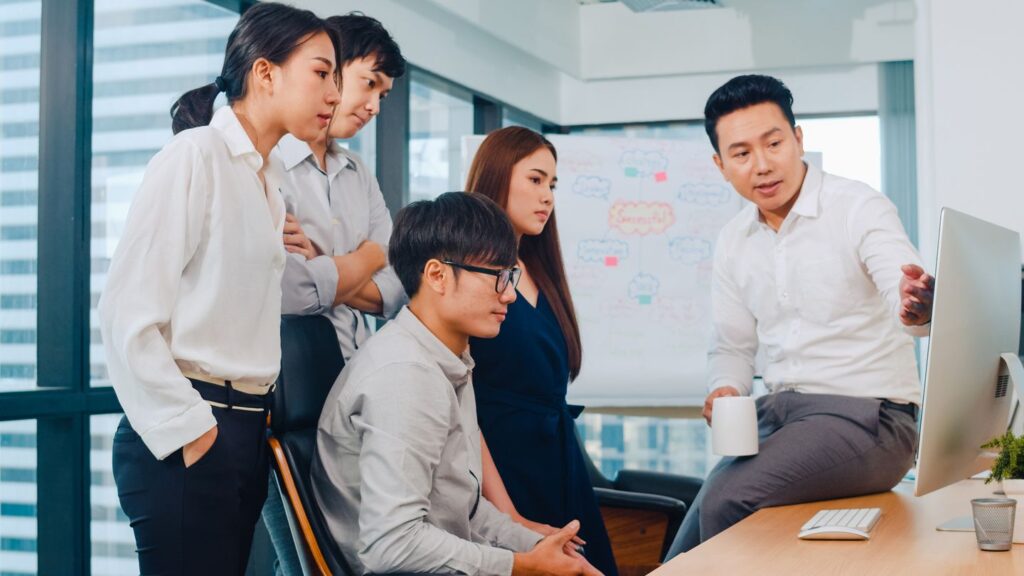 Collaborative process of multicultural businesspeople using comp