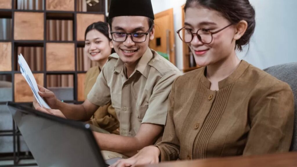 Peserta Sedang Menulis Jurnal