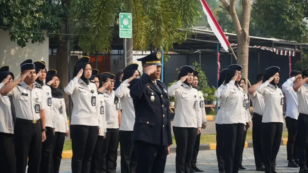 ilustrasi pegawai imigrasi sedang hormat