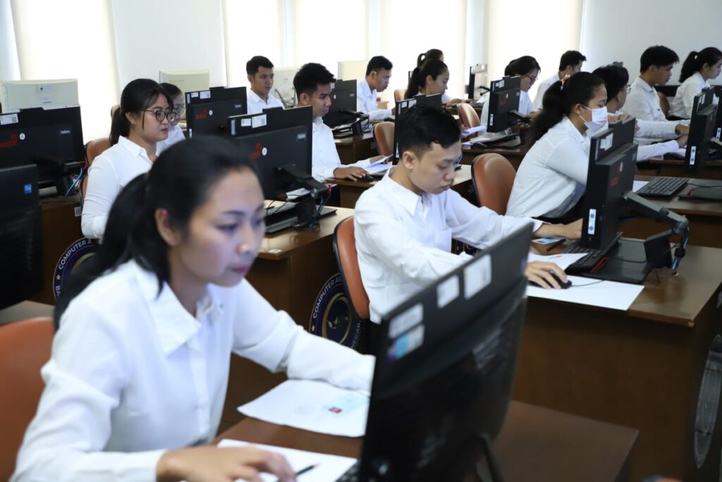 menunggu pengumuman administrasi stan